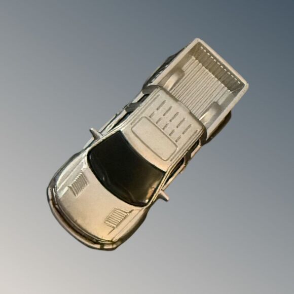 Maisto Ford F-150 SVT Raptor Pickup Silver Blue Detailing 1:64 - Picture 7 of 7